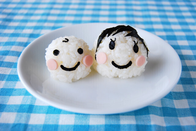 のりアートを施したおにぎり,離乳食,おにぎり,