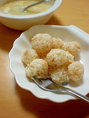 鮭ゴマの一口おにぎり●手づかみやフォークの練習に● ,離乳食,おにぎり,