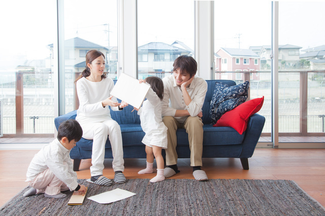 ママパパに絵を見せる子ども,やる気,出す,