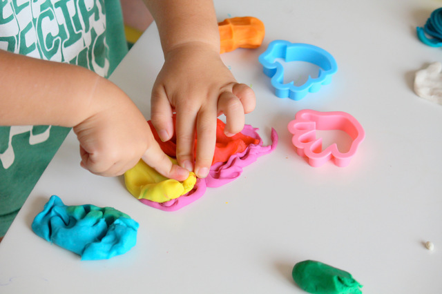 粘土遊びをする子ども,小麦粘土,