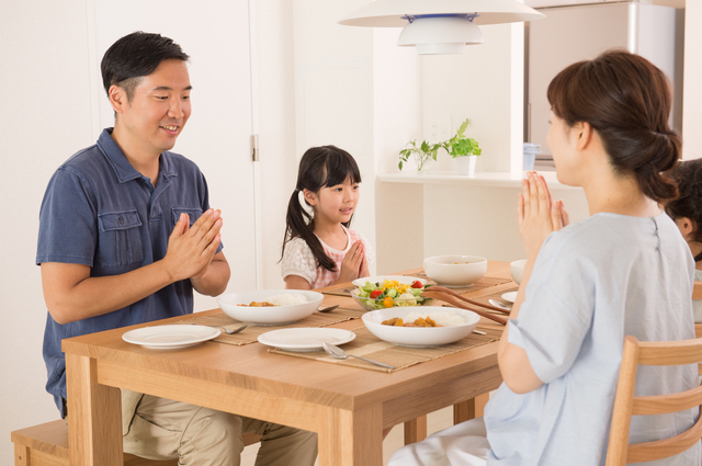 いただきますを言う家族,食事マナー,