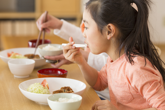 お箸で食べる子ども,食事マナー,