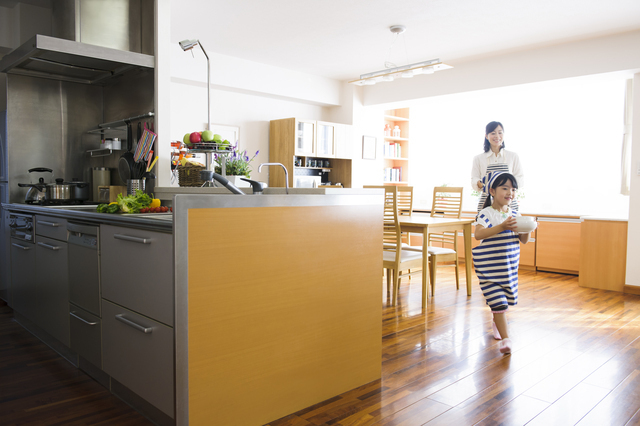 お手伝いをする子供,食事マナー,