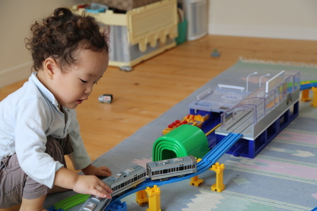 プラレールで遊ぶ子ども,おもちゃ,2歳,