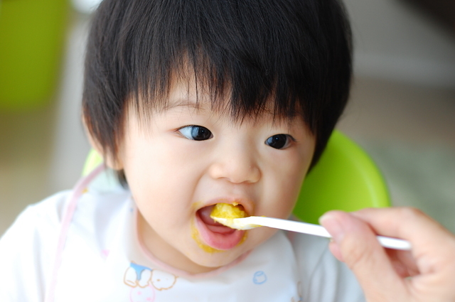離乳食を食べる子ども,離乳食,えのき,