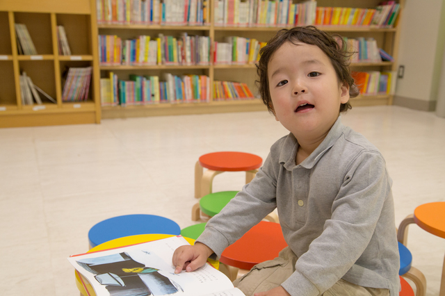 本を読む男の子,絵本,収納,