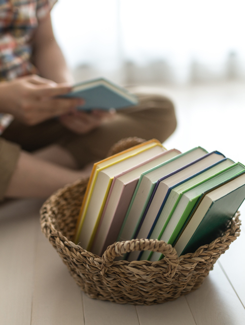 かごに入った本,絵本,収納,
