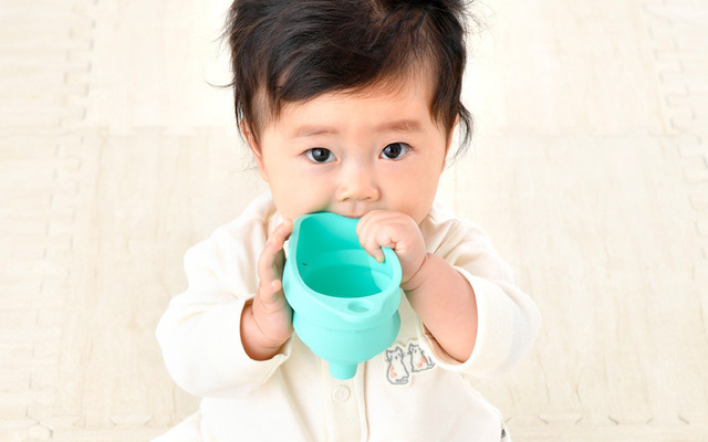 なめる赤ちゃん,赤ちゃん,おもちゃ,ピープル