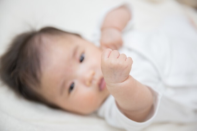 じっと見る赤ちゃん,赤ちゃん,おもちゃ,ピープル