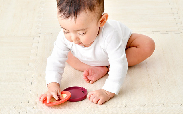 遊ぶ赤ちゃん,赤ちゃん,おもちゃ,ピープル