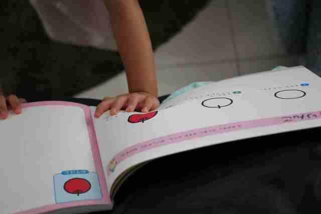 お絵描き練習ドリルを使う子ども,お絵描き,練習,