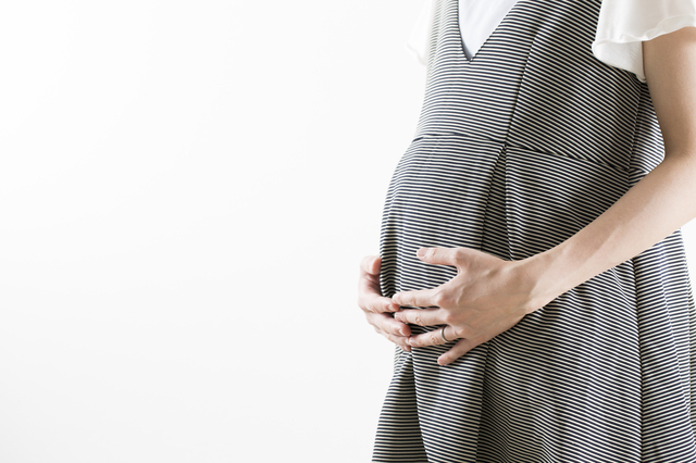 お腹の中の子供に想いを馳せる母親,胎内記憶,