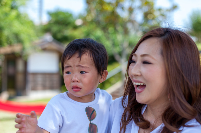 泣く子どもと笑うママ,子ども,イヤイヤ期,対処法