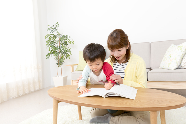 ドリルをする親子,知育ドリル,おすすめ,はじめて