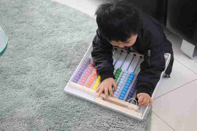 イケアのそろばんMULAを使って遊ぶ子ども,イケア,知育おもちゃ,