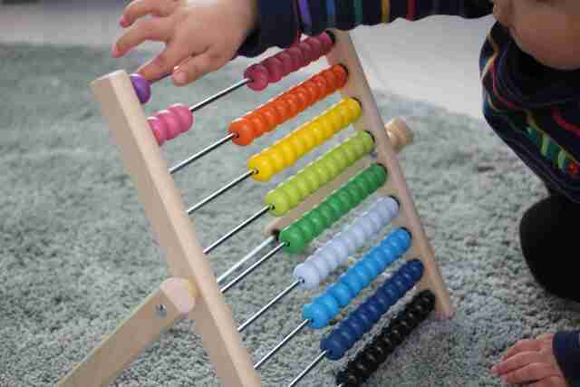 イケアのそろばんMULAの玉を動かす子ども,イケア,知育おもちゃ,