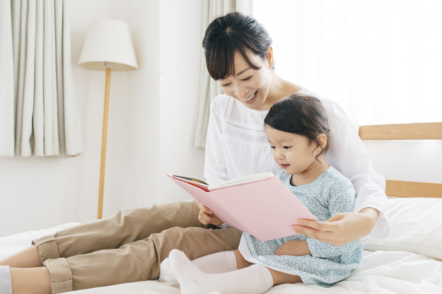 絵本を読む親子,トイレトレーニング,絵本,