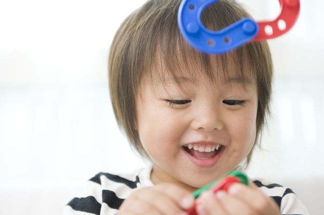 知育玩具で遊ぶ子ども,幼児,迷路,
