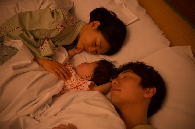 川の字に寝る親子,ミルク,授乳,