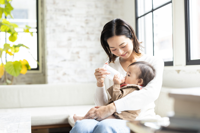 ミルクを飲む赤ちゃん,ミルク,ほほえみ,